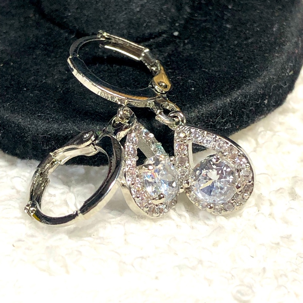 ⭐️🎁pretty silver and cubic earring -pear, lever backs
